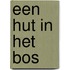 Een hut in het bos