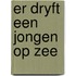 Er dryft een jongen op zee