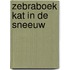 Zebraboek kat in de sneeuw