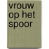 Vrouw op het spoor
