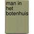 Man in het botenhuis