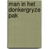Man in het donkergryze pak