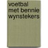 Voetbal met bennie wynstekers