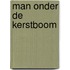 Man onder de kerstboom