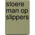 Stoere man op slippers