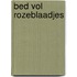 Bed vol rozeblaadjes