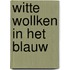 Witte wollken in het blauw