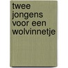 Twee jongens voor een wolvinnetje by Camp