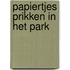 Papiertjes prikken in het park