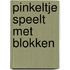 Pinkeltje speelt met blokken