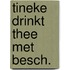 Tineke drinkt thee met besch.