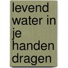 Levend water in je handen dragen door Flesseman Leer