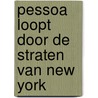 Pessoa loopt door de straten van New York door E. Smet