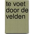Te voet door de velden