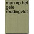 Man op het gele reddingvlot
