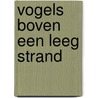 Vogels boven een leeg strand door Jippe van der Meulen