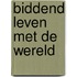 Biddend leven met de wereld
