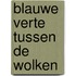 Blauwe verte tussen de wolken