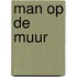 Man op de muur