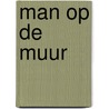 Man op de muur by Peter Schneider