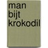 Man bijt krokodil