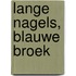 Lange nagels, blauwe broek