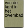 Van de kant in het zwembad door D. Benfield