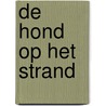 De hond op het strand door J. Kruit