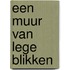 Een muur van lege blikken