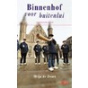 Binnenhof voor buitenlui door M. de Zwart