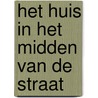Het huis in het midden van de straat by P. Slabbynck