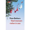 Veel mensen vielen in zee by P. Bekkers
