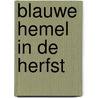 Blauwe hemel in de herfst