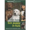 Een puppy in huis door Martin Gaus