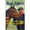 De man die naar paarden luistert by M. Roberts