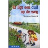 Er ligt een duif op de weg door N. van Heeswijk