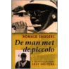 De man met de piccolo door R. Snijders