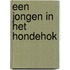 Een jongen in het hondehok