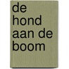 De hond aan de boom
