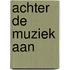 Achter de muziek aan