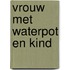 Vrouw met waterpot en kind