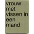 Vrouw met vissen in een mand