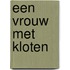 Een vrouw met kloten