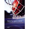 Basketbal spelend leren door J. Boutmans