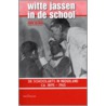 Witte jassen in de school by F. de Beer