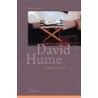 David Hume, hand in hand door M. Engelen