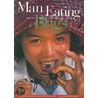 Man Eating Bugs door Peter Menzel