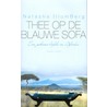 Thee op de blauwe sofa