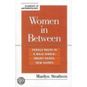 Women in Between door Marilyn Strathern