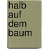 Halb auf dem Baum